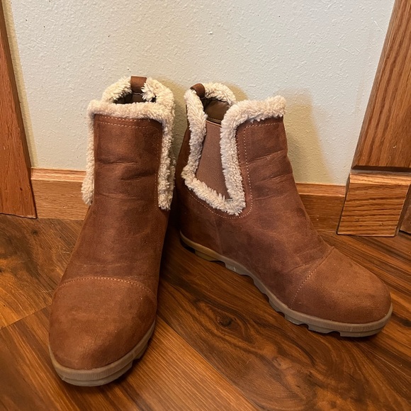 Maurices ankle boots with fur. Size 9 - Picture 2 of 2